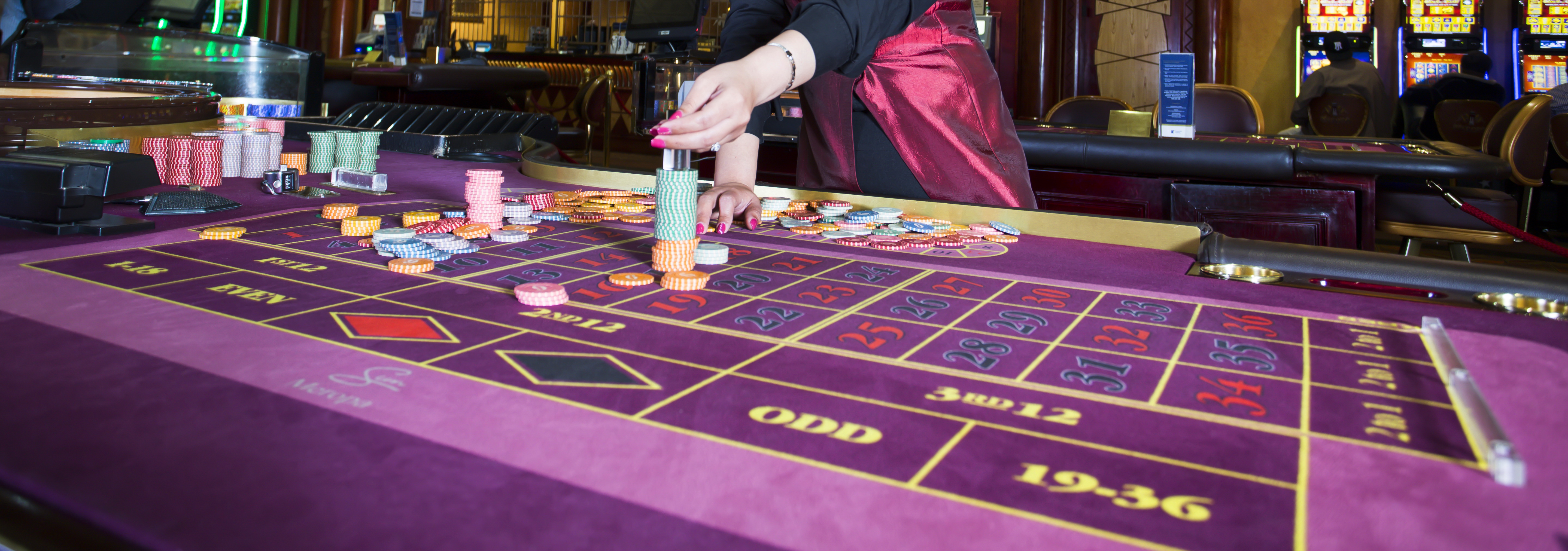 Mero Casino Roulette Table Croupier Wide