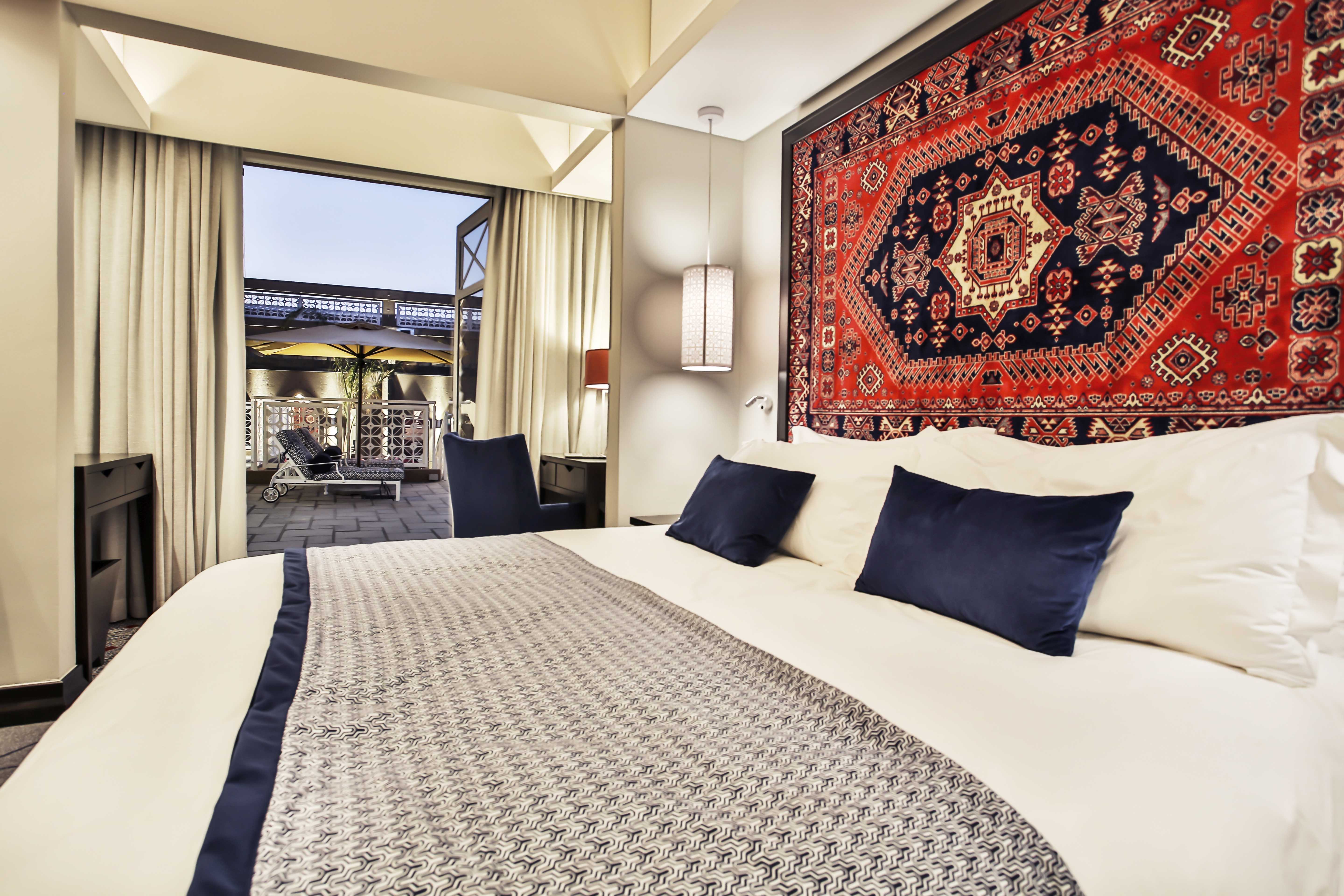 Mero Hotel King Room Bedroom 2