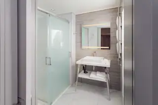 Tsq2f2250 The Maslow Time Square Median King Room Bathroom 5C2a2241f 1 MKI MTW