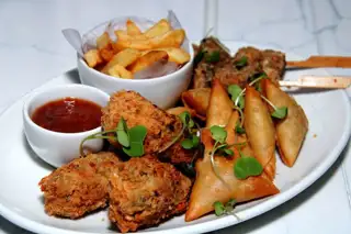 Wild Molo Veg Platter Chips Sauce