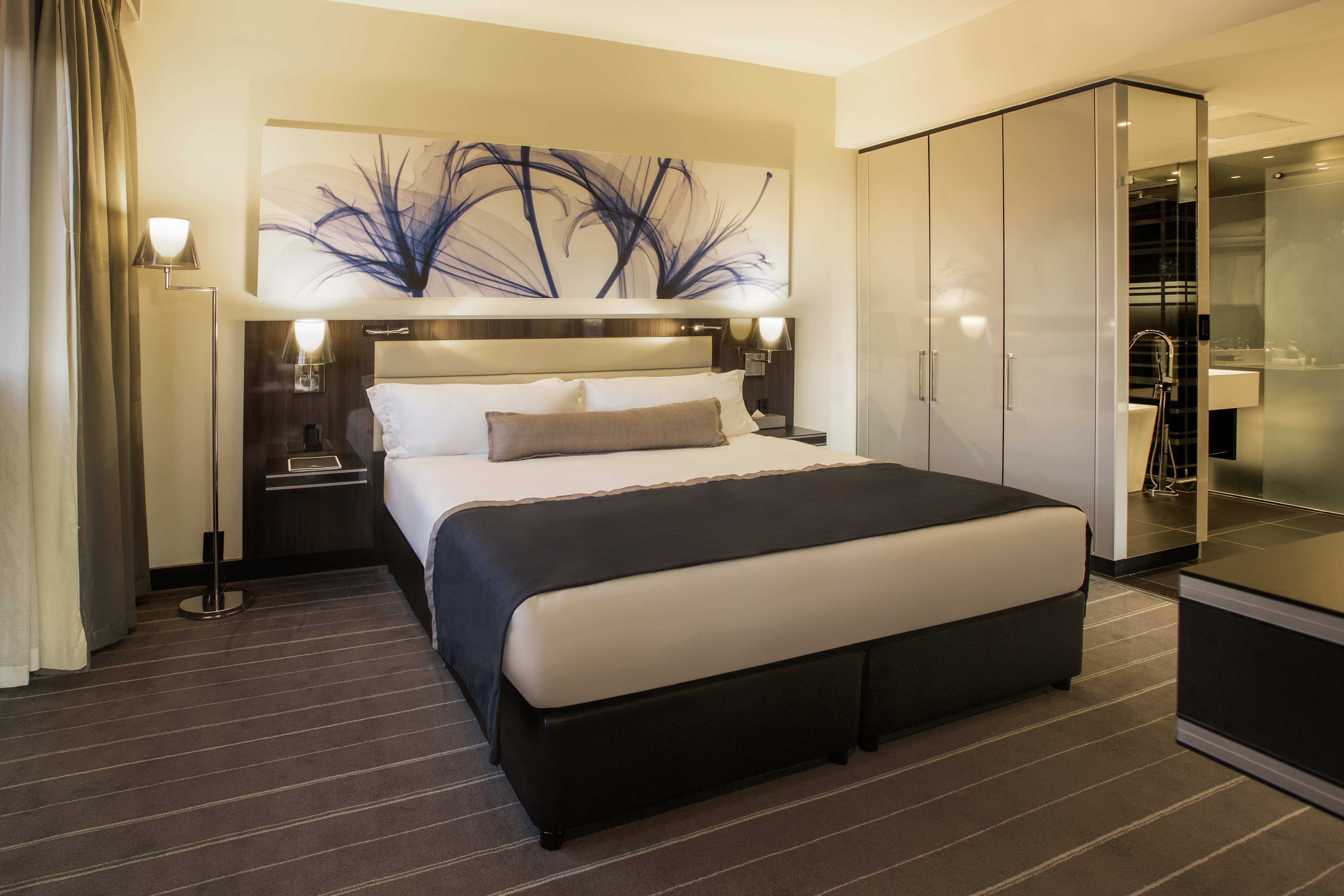 Maslow Suite With Balcony Bedroom 0994A