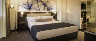 Maslow Suite With Balcony Bedroom 0994A